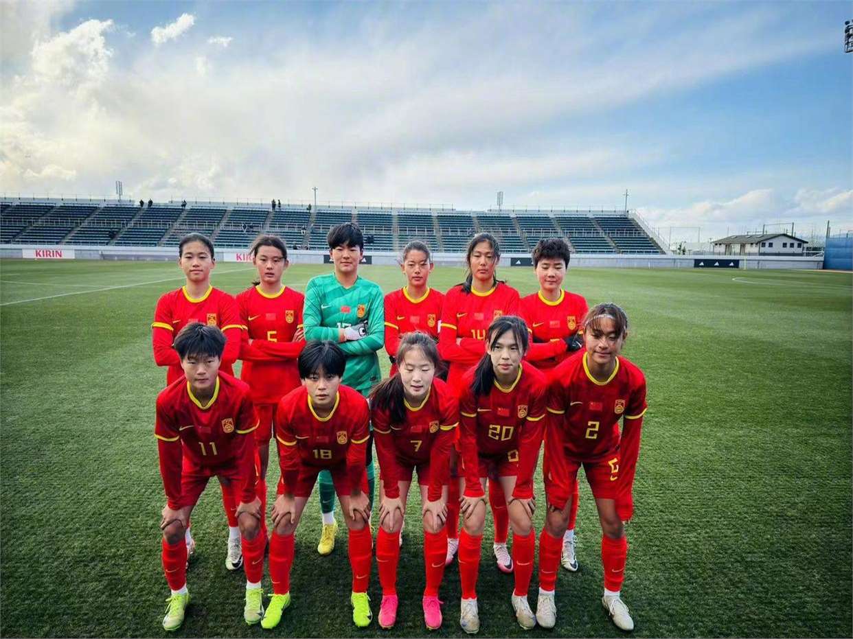我国女足球员团结协作，成功挑战对手