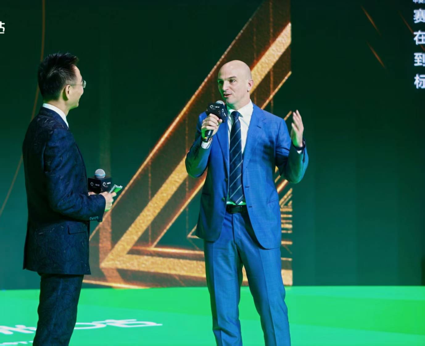 2025世俱杯下注-足球赛事传奇巨星现身，引发球迷狂热的简单介绍
